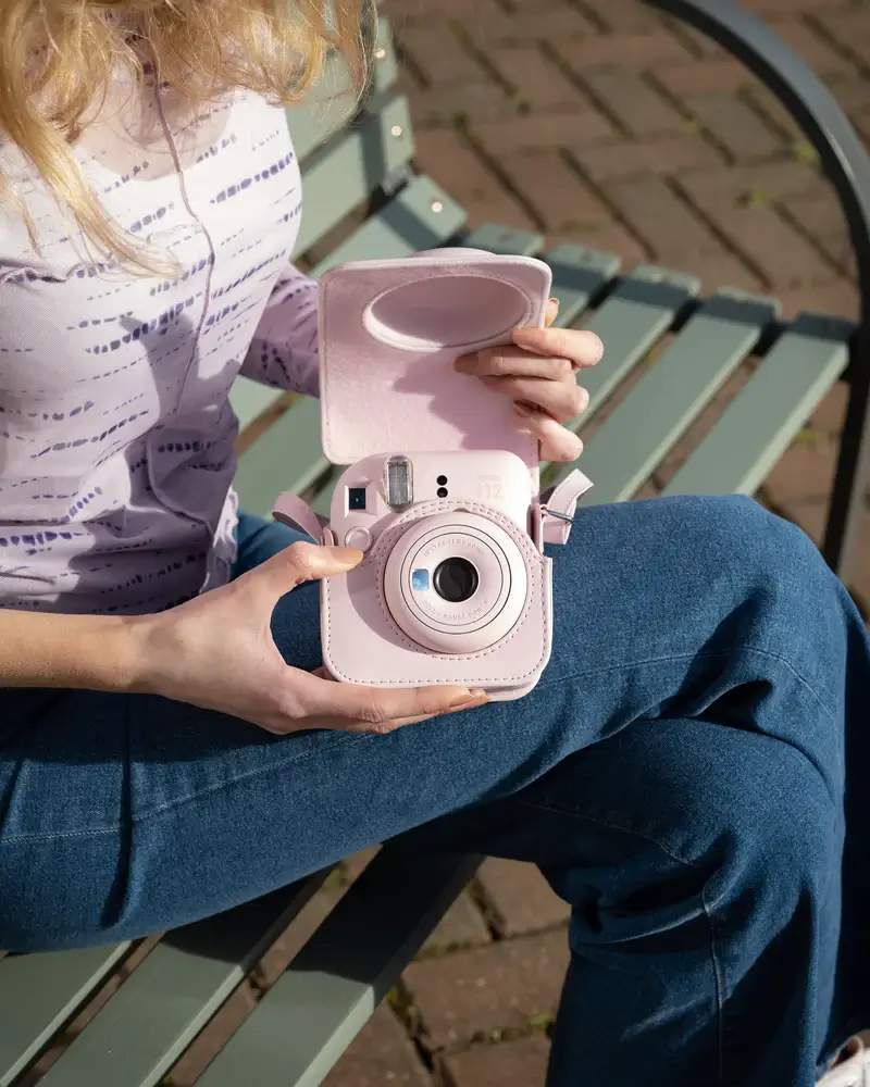 INSTAXmini12 cameracaseopen lifestyle pink 800x