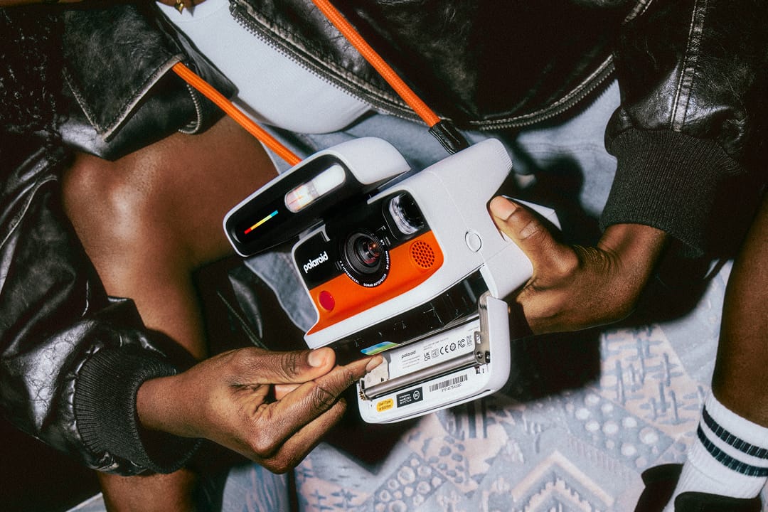 582050 Polaroid Flip Comms Lifestyle 3x2 08 bc9ebb original 1741954716